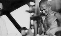 Rare signed Gandhi photo auctioned in US 